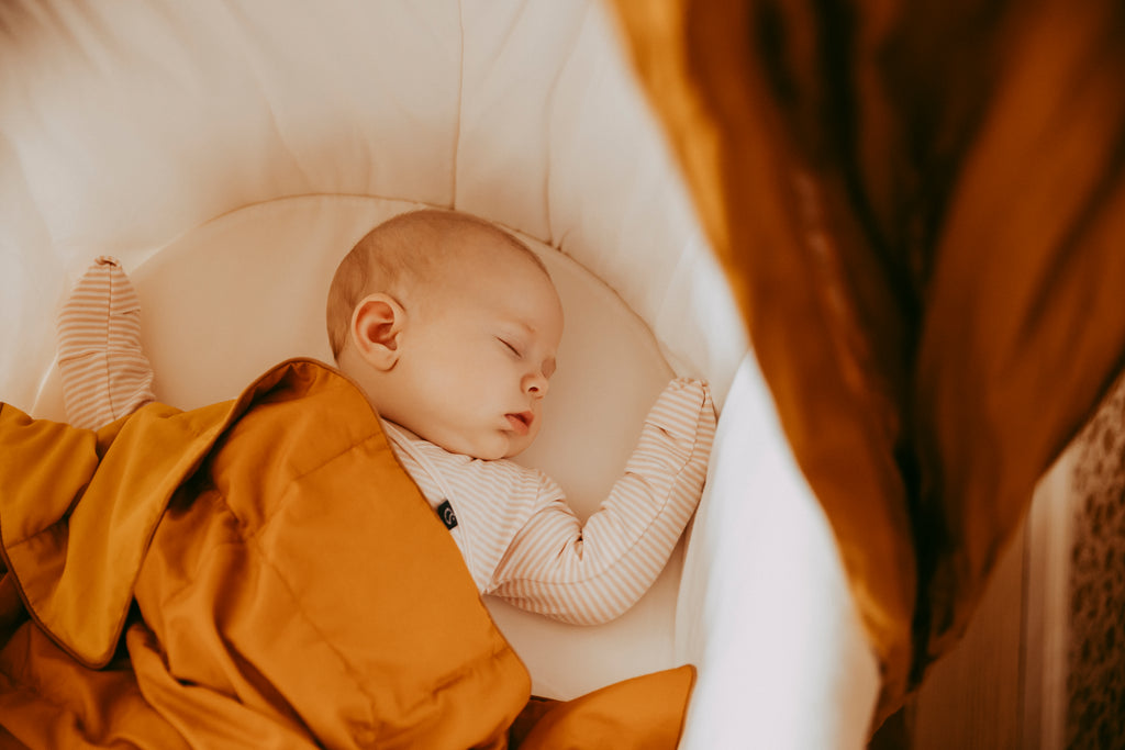 Hvornår må baby sove på maven?